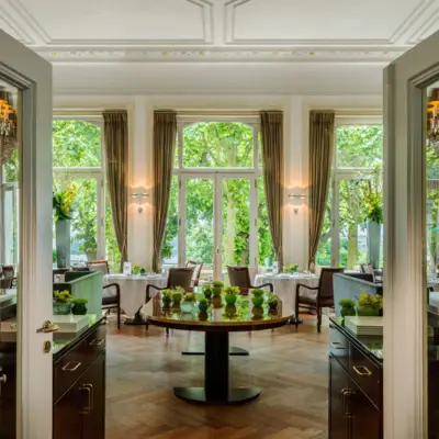 Jacob Restaurant Hamburg A room with tables and chairs near a large window.